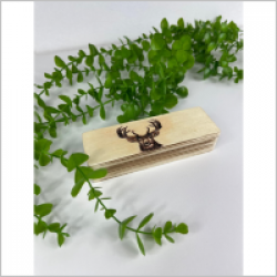 <p>Descoperiți eleganța și rafinamentul cutiei din lemn personalizate RoArtizan, un produs care îmbină arta meșteșugului tradițional cu frumusețea naturală a florilor parfumate. Fiecare cutie este realizat