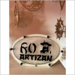 RoArtizan oferă servicii de creație a logo-urilor personalizate, concepute special pentru a reflecta unicitatea brandului dumneavoastră. Fie că sunteți la început de drum sau doriți să revitalizați imaginea unei afaceri existente, echipa noastră de design