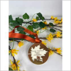 Descoperă frumusețea simplă și naturală a medaliei din lemn RoArtizan! Această medalie este confecționată din lemn de plop de 3mm, având un diametru de 8cm, ceea ce o face perfectă pentru a fi purtată