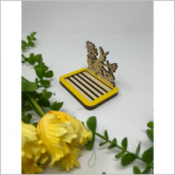 Descoperă sapuniera „Iepure și Ou” - o piesă adorabilă ce aduce un strop de veselie în baia ta! Cu un design original și simpatic, acest accesoriu este perfect pentru a-ți decora baia într-un mod unic.