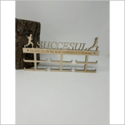 <p>Descoperă suportul de medalii RoArtizan, un accesoriu elegant și practic, perfect pentru a-ți expune cu mândrie realizările sportive! Fabricat din lemn de mesteacăn de cea mai bună calitate, acest suport nu doar c