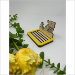 Descoperă suportul pentru săpun cu design de iepure și morcov din placaj de plop - o soluție eco-friendly pentru baia ta! Originalitatea acestui produs aduce un strop de veselie și prospețime în rutina ta zilnică. P