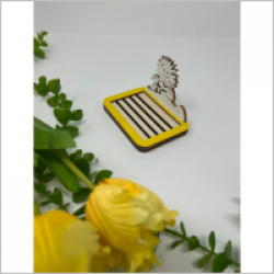 Elegant și funcțional, suportul pentru săpun din lemn de plop - Model Floarea Soarelui aduce un plus de rafinament decorului băii tale. Fabricat din placaj de plop de înaltă calitate, acest suport este atât practic, c