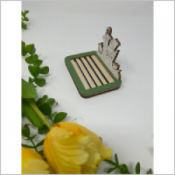 Suportul pentru săpun din placaj de plop EcoPitic este alegerea ideală pentru un spațiu de baie cu accente eco și naturale. Fabricat din placaj de plop durabil, acest suport este nu doar o piesă practică, ci și o alegere
