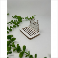 Descoperă un accesoriu practic pentru baie, inspirat de frumusețea iernii. Suportul pentru săpun pe temă de iarnă este realizat din placaj de plop, aducând un suflu eco și natural în baia ta. O combinație perfe
